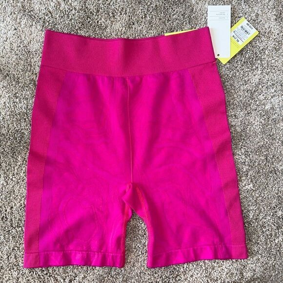 NEW ALL IN MOTION GIRLS WOMENS SEAMLESS BIKE SHORTS - Picture 1 of 4